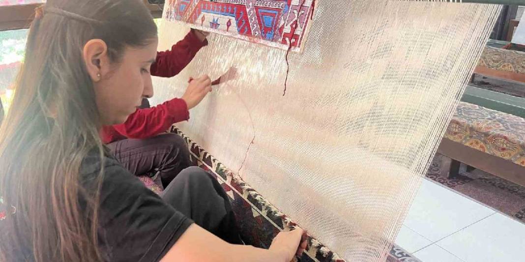 İzmir’de ilmek ilmek dokunuyor! Sadece Türkiye’nin değil Avrupa’nın saraylarını da süslüyor 3